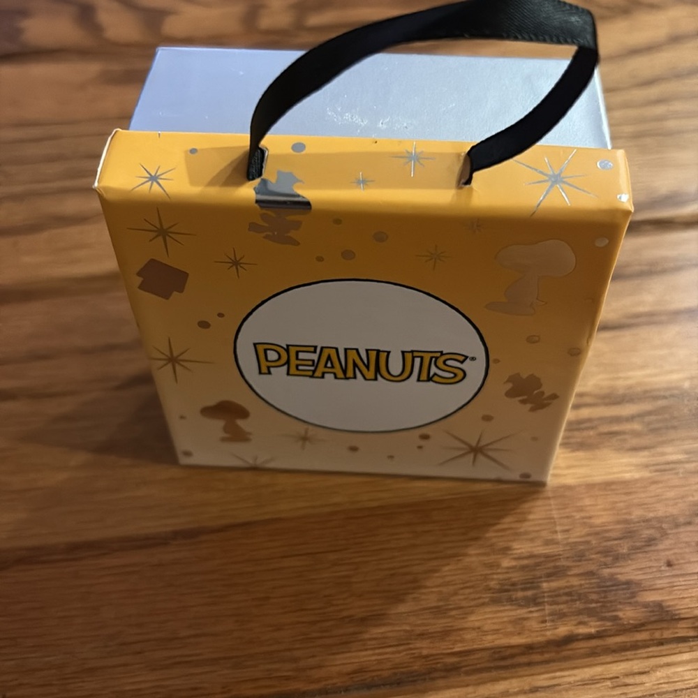 Peanuts Snoopy cubic zirconia necklace - Picture 13 of 16